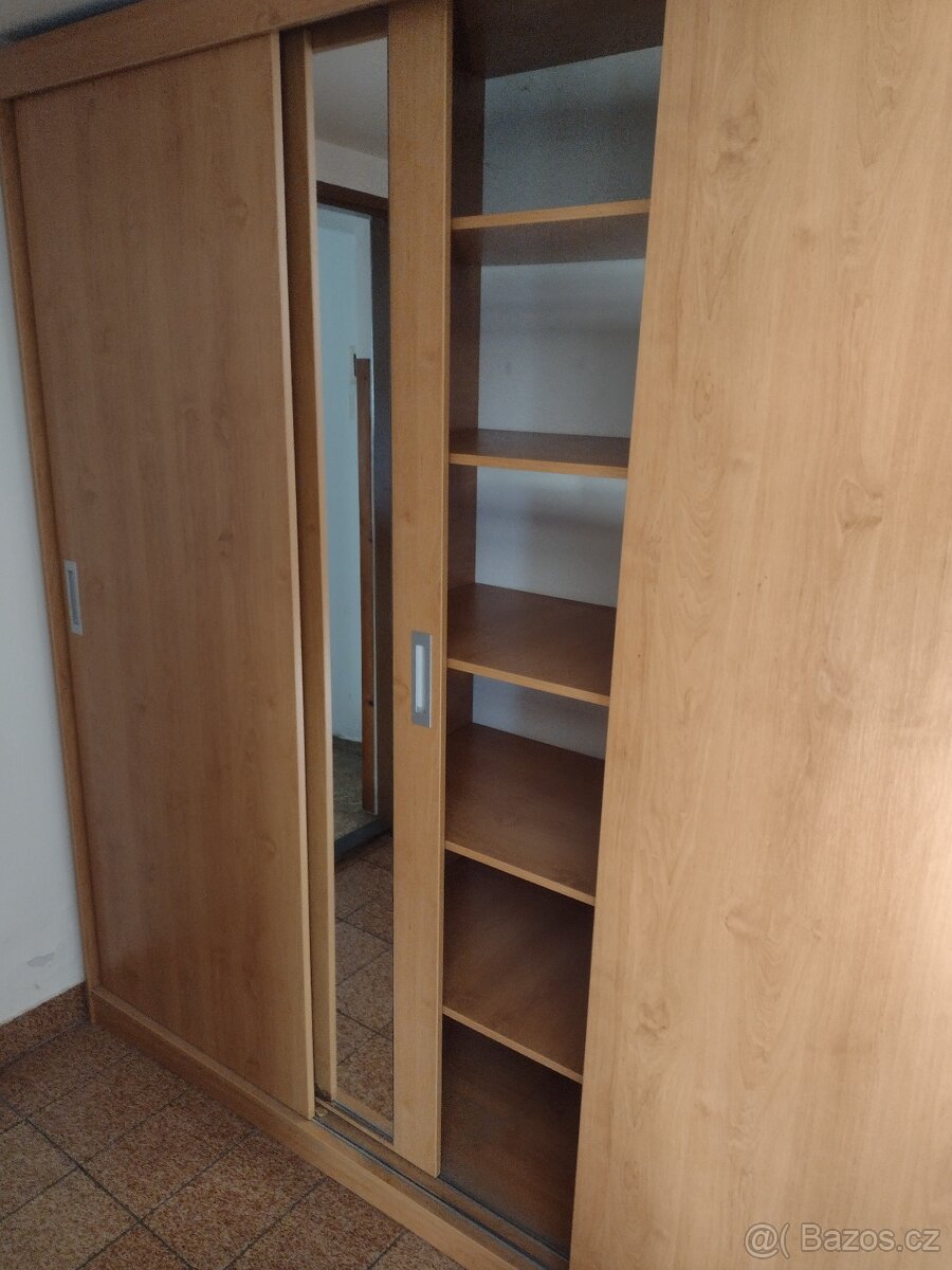 Šatní skříň se zrcadlem