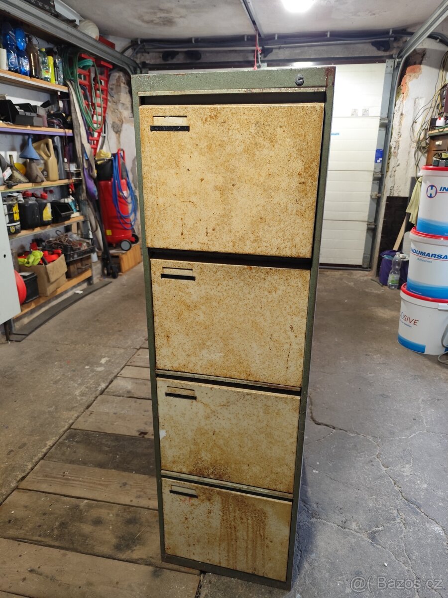 Plechová skříňka se šuplíky