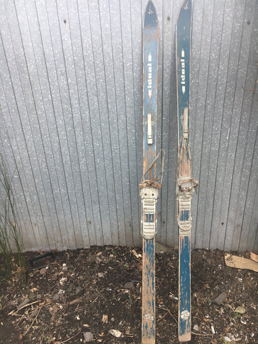 Starodávné sjezdové lyže k dekoraci