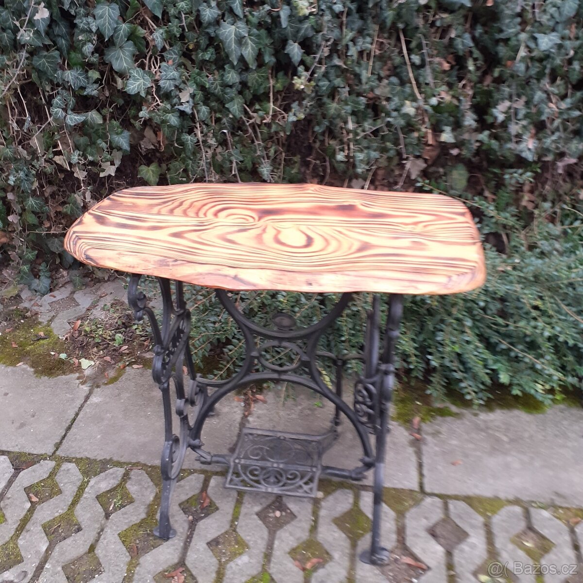 Stolek ze šicího stroje