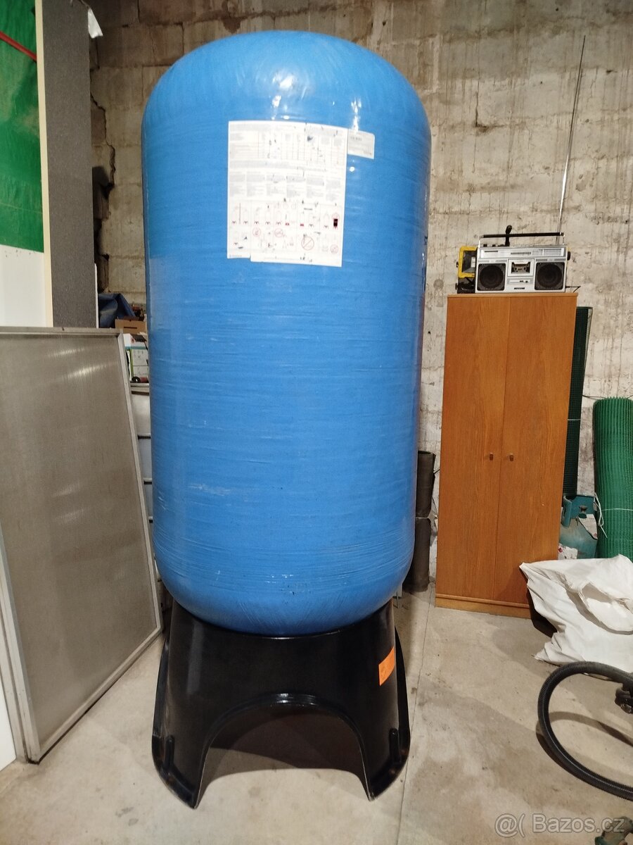 Nádrž 1000 l na podstavci + čerpadlo na 230 V.