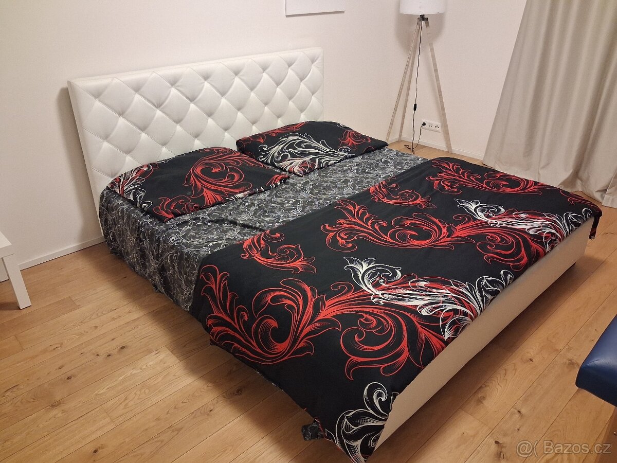 Pěkná velká postel