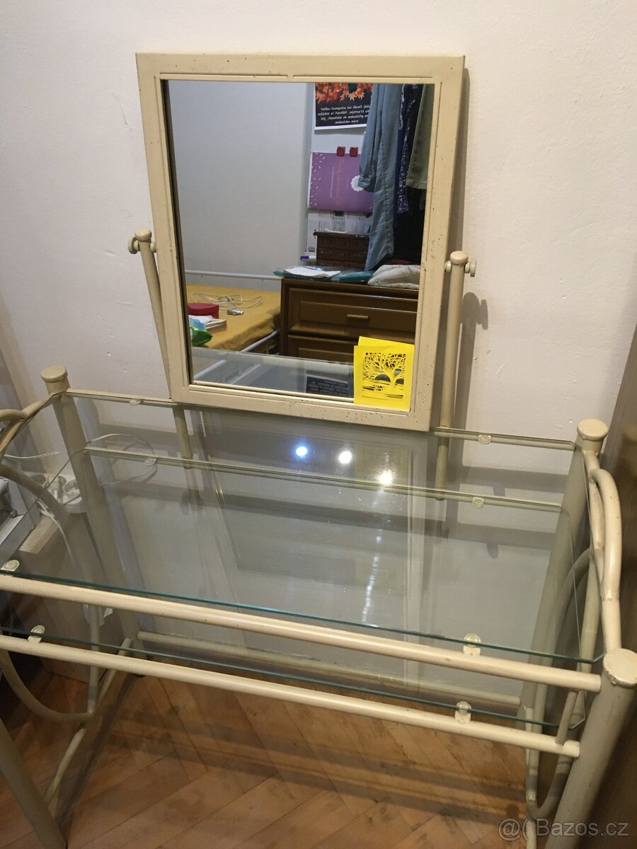 Toaletní stolek se zrcadlem