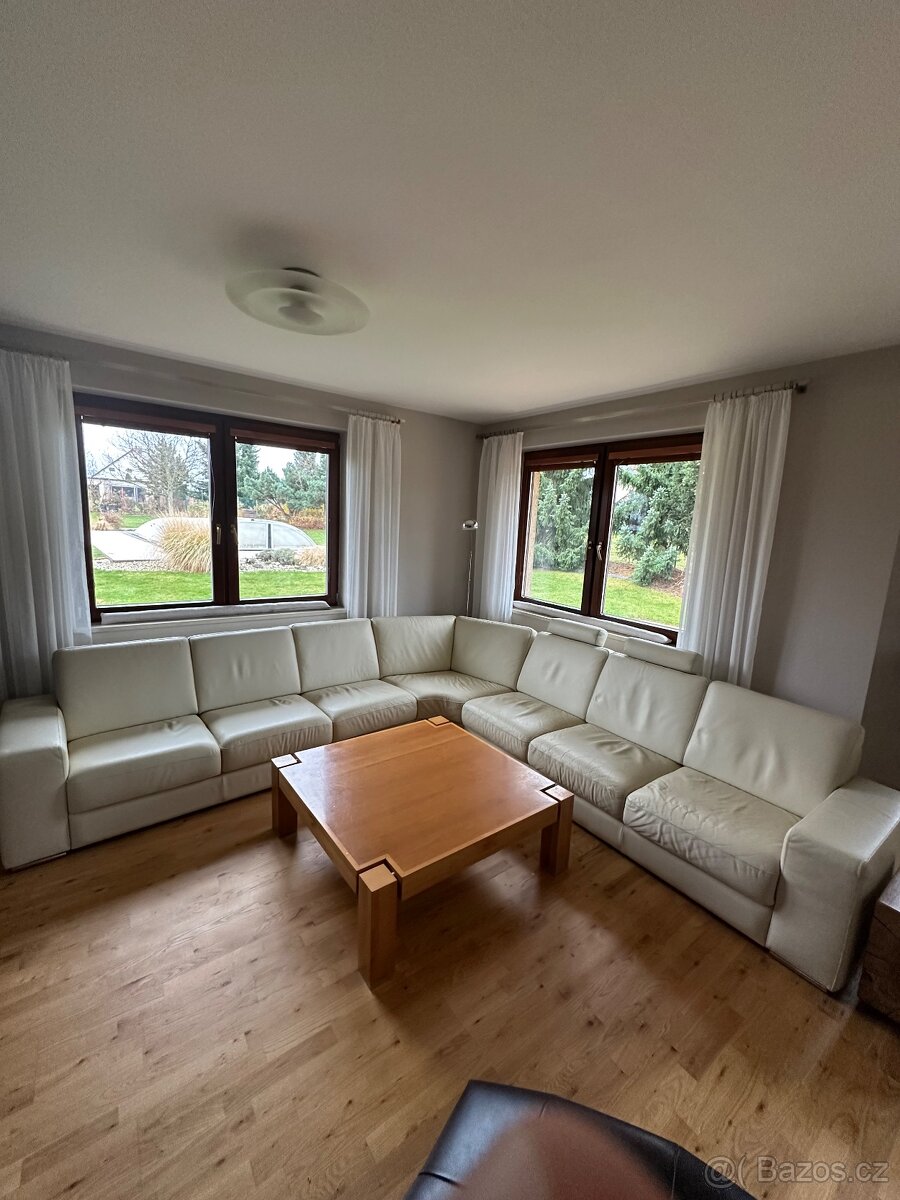 Bílá rohová kožená sedačka