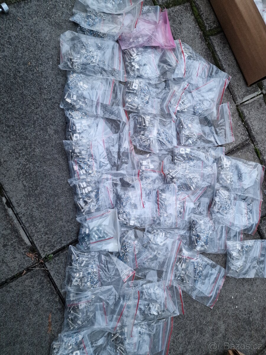 montážní šrouby pro rackové skříně