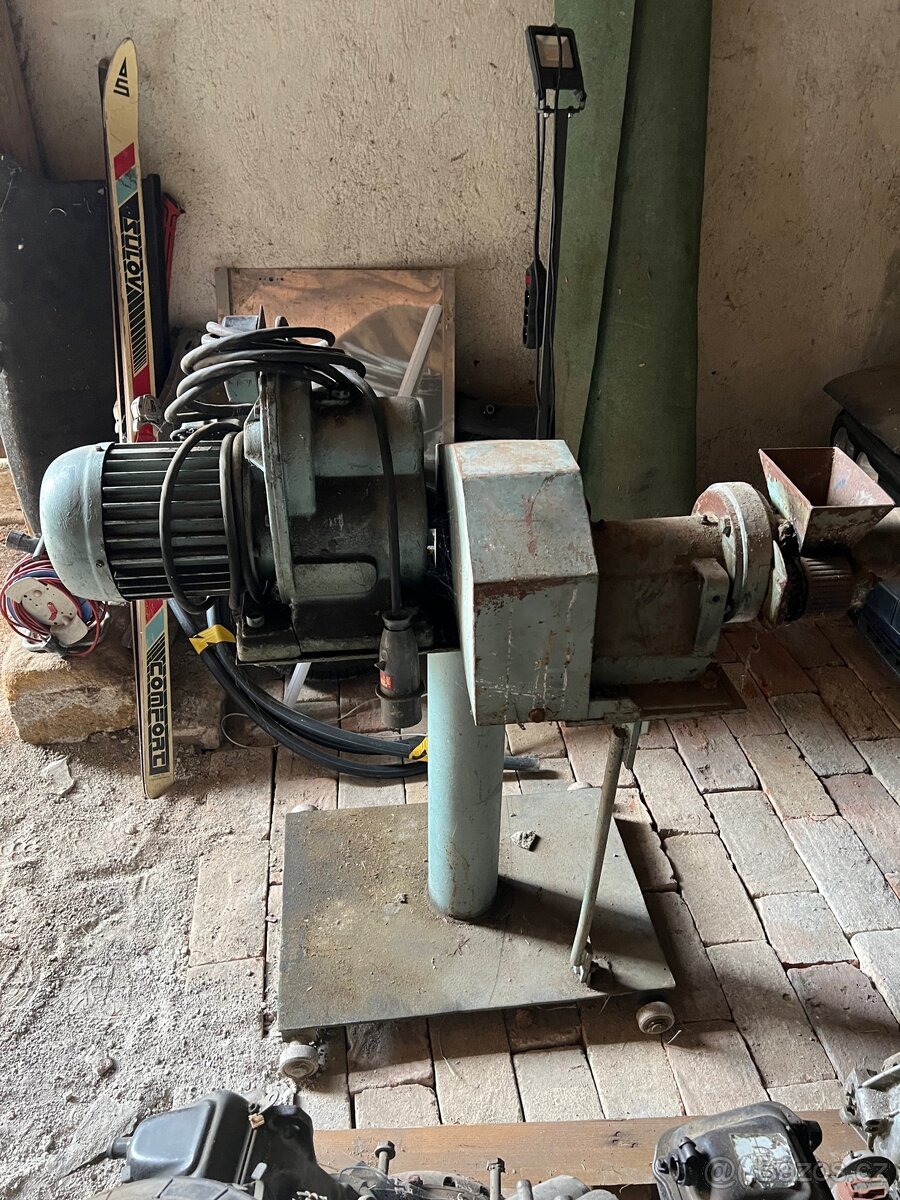 Elektromotor s převodovkou a mlýnek