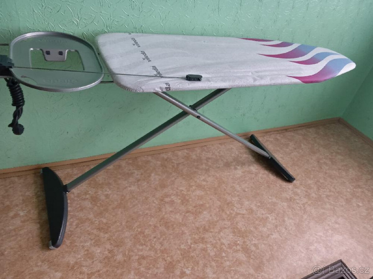 NOVÉ žehlící prkno Vileda Reflect se zásuvkou