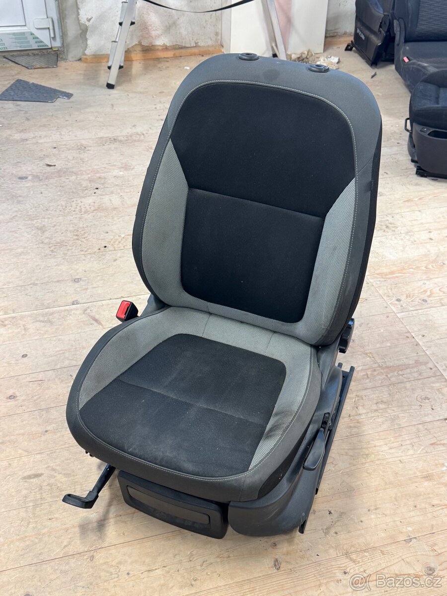 Škoda Fabia 3, řidičova sedačka