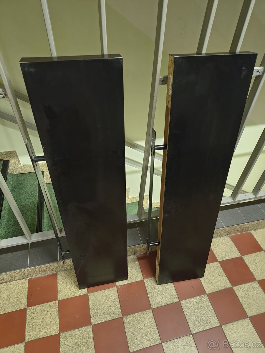 Černé poličky ikea lack