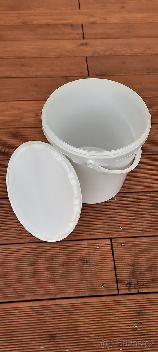 Plastové kbelíky 10L s víčkem