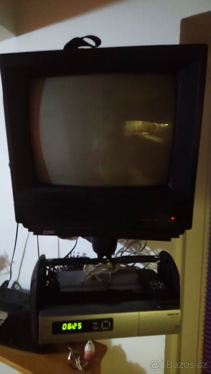Malý televizor s držákem