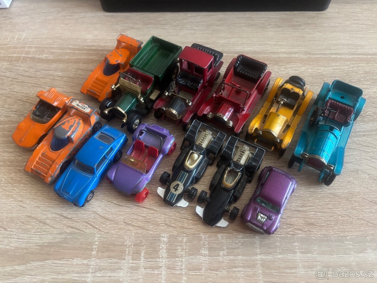 Retro autíčka od značek Matchbox a Corgi