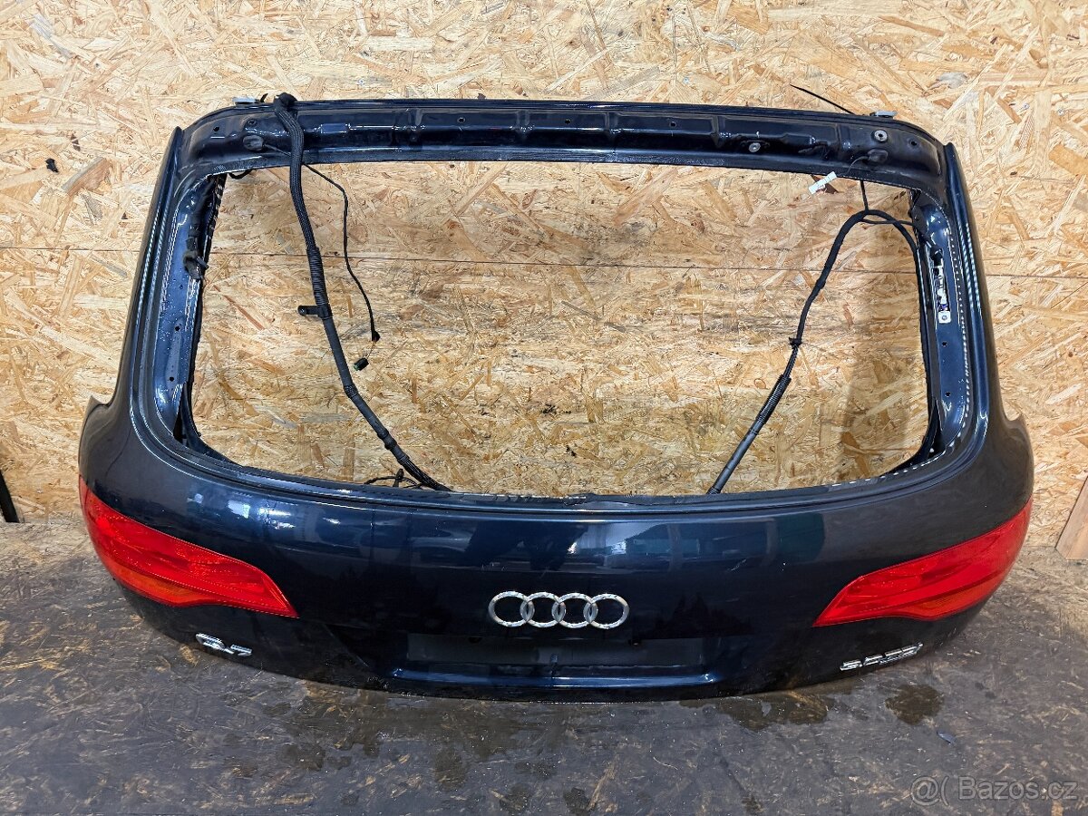 ČÁSTEČNĚ NASTROJENÉ PÁTÉ DVEŘE KUFRU AUDI Q7 4L