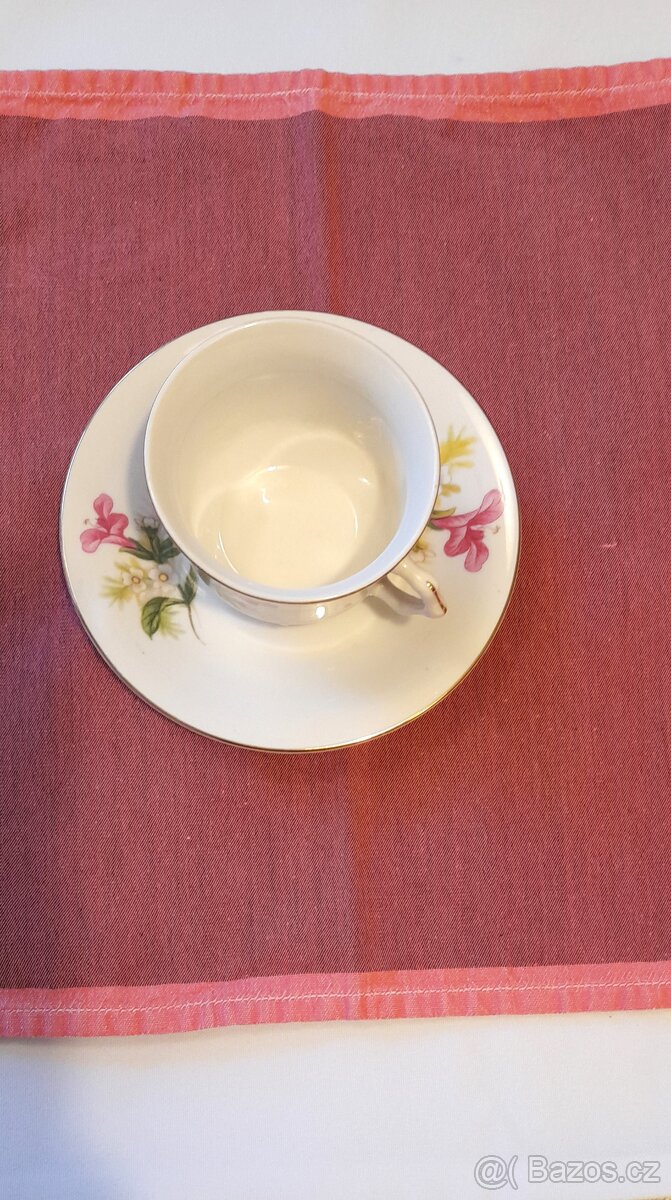 Porcelánový hrníček s podšálkem