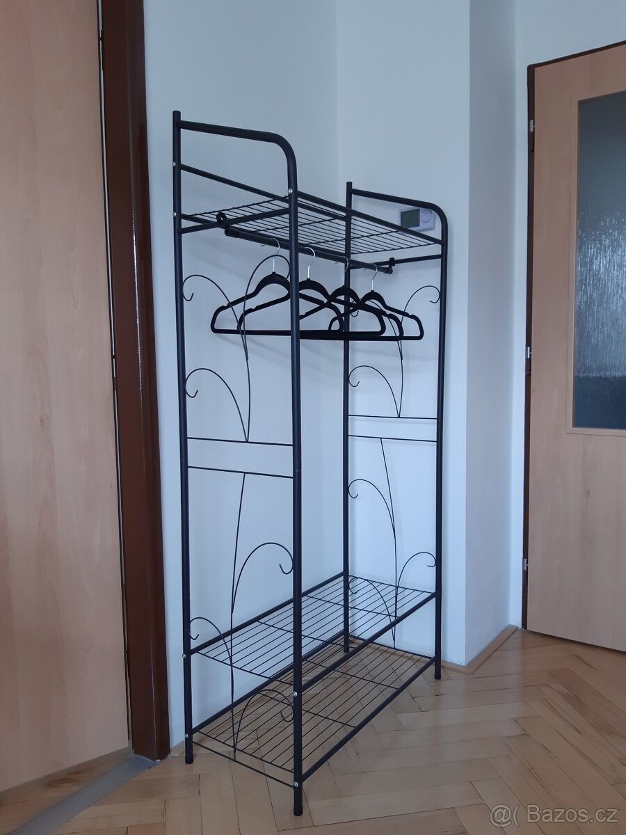 Kovový šatní stojan