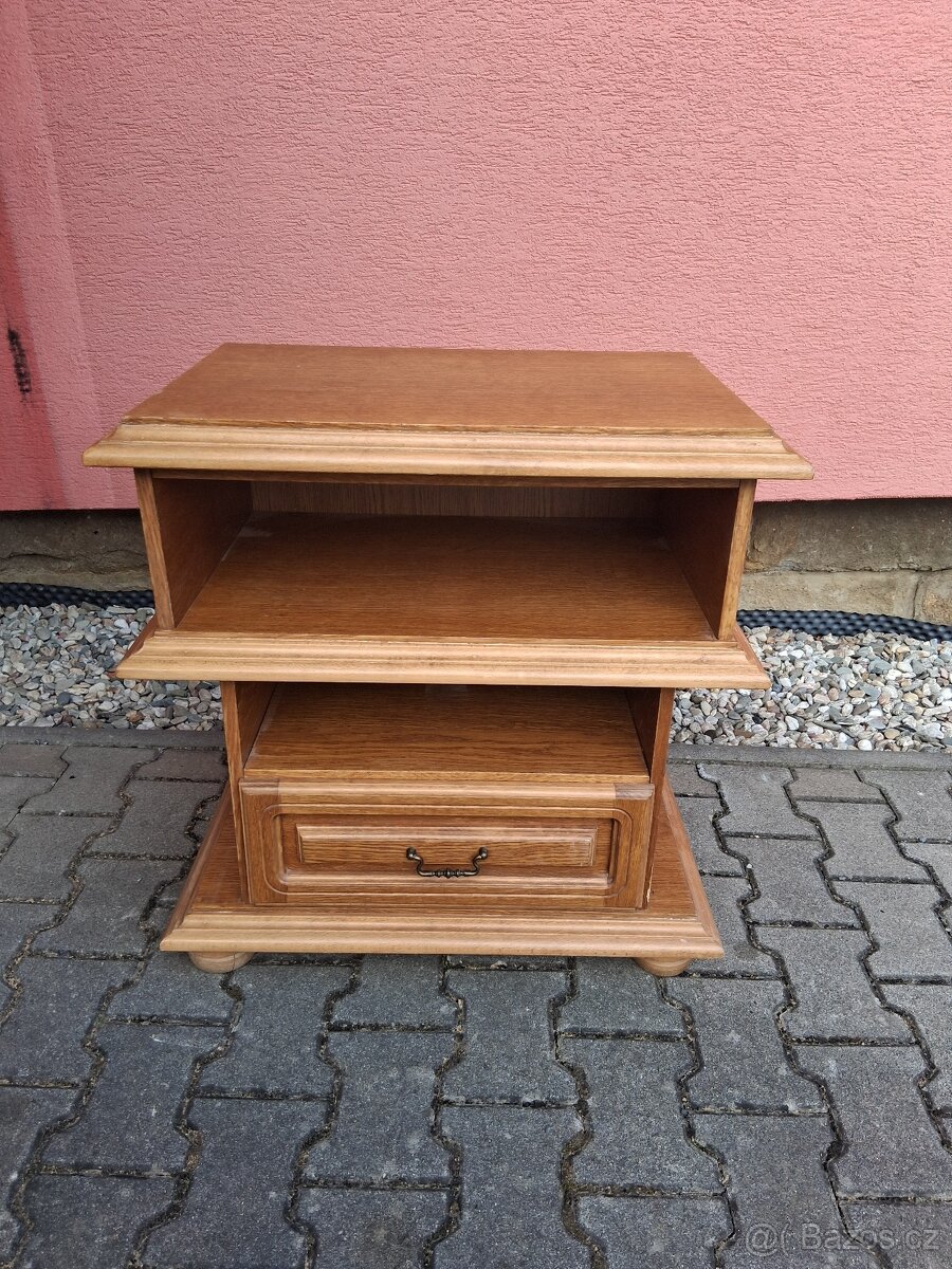 Stolek pod televizi rustikální.