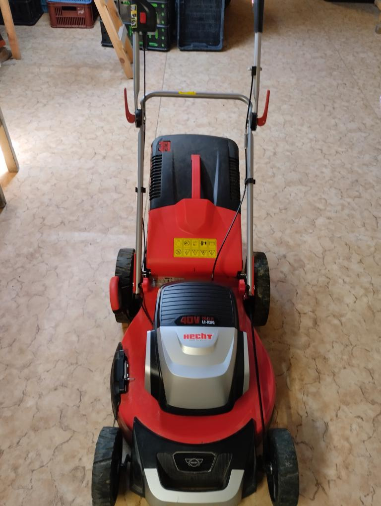 Akumulátorová sekačka s pojezdem HECHT 5051 S