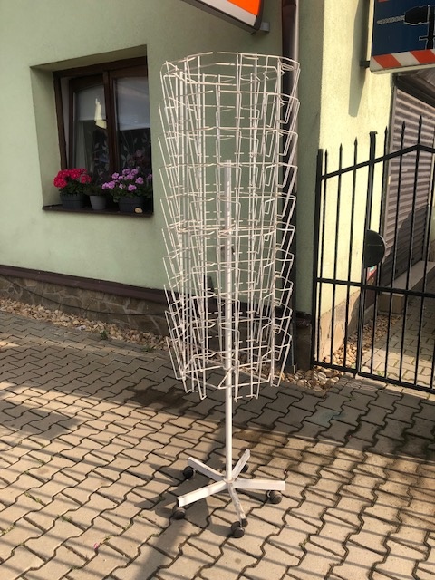 Otočný stojan na letáky
