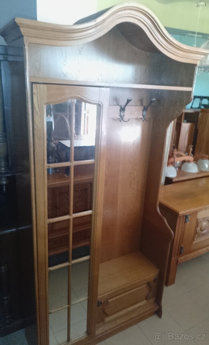 Dubová předsíňová zašupovací šatní skříň