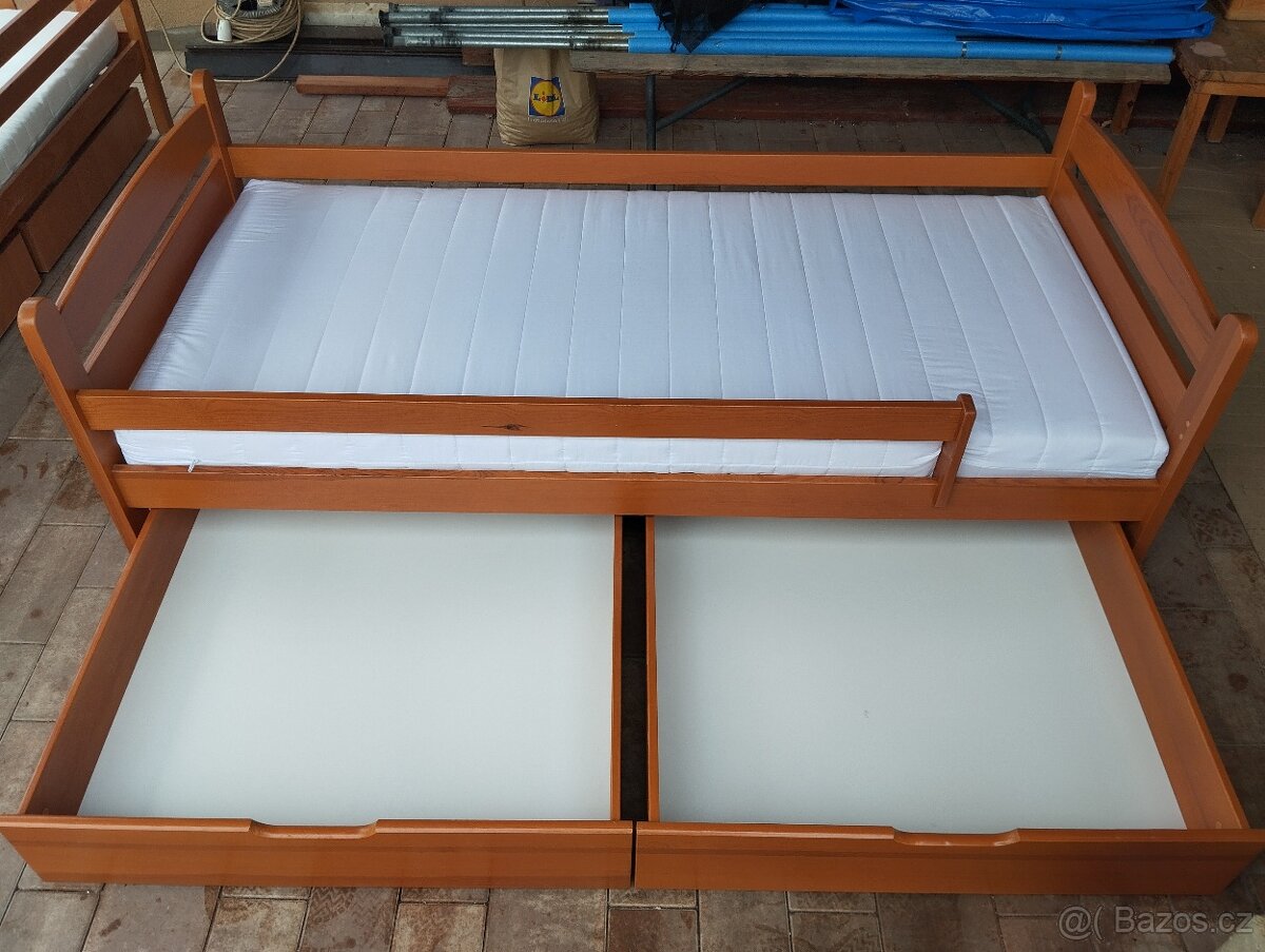 Postel s úložným prostorem