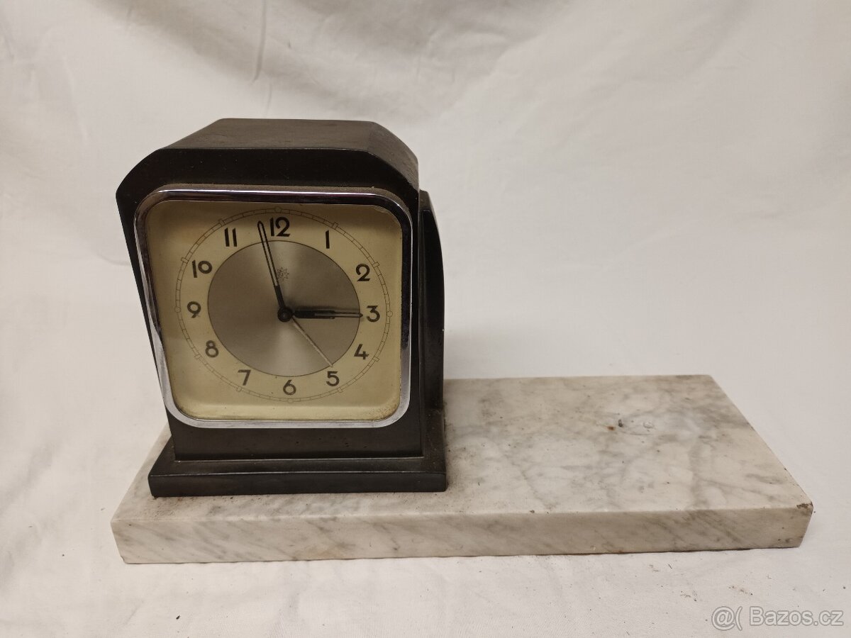 Staré nekompletní hodiny