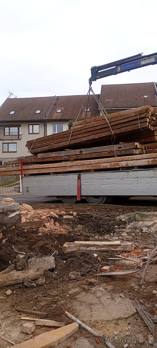 Staré trámy a rozebrání starých střech stodol statků špýchar