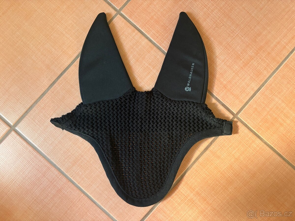 Čabraky, třásně, čepice pod helmu