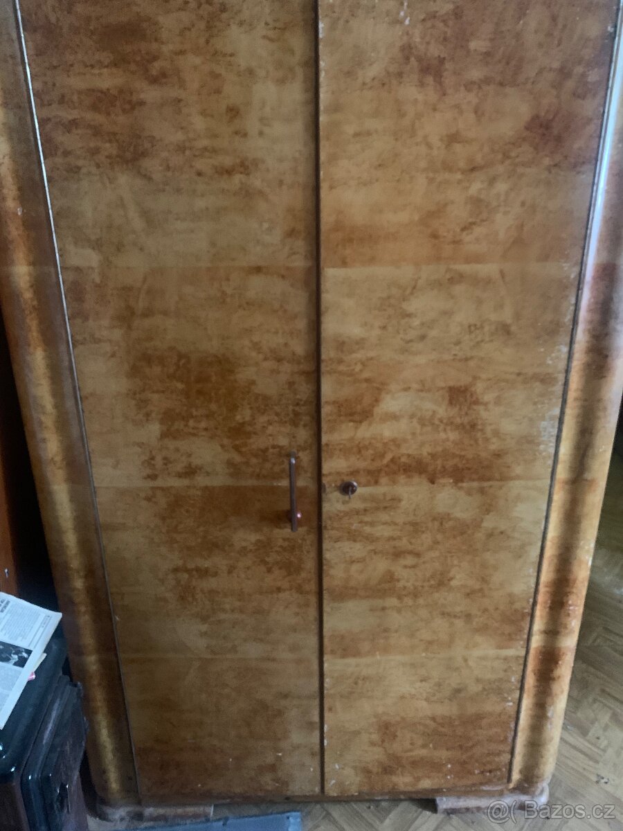Staré dřevěné skříně
