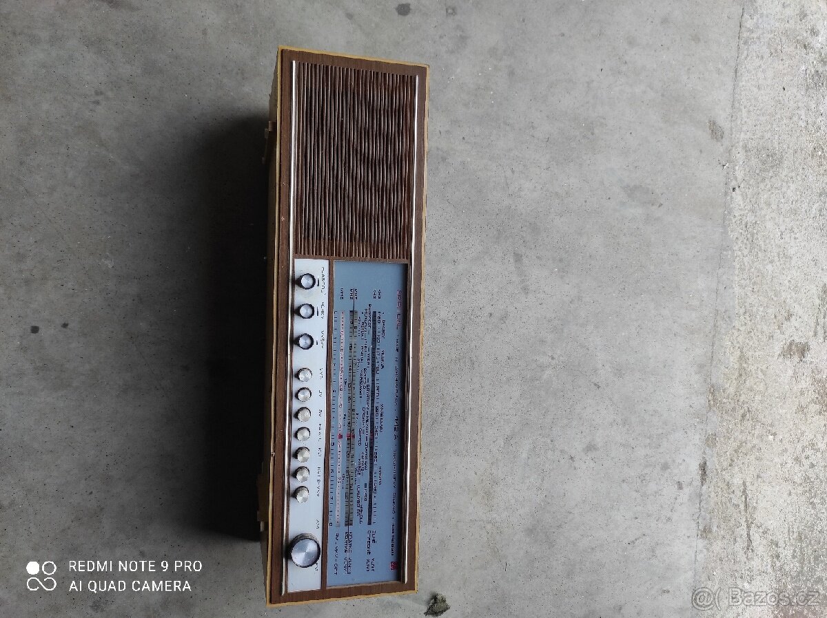 Dřevěné retro rádio