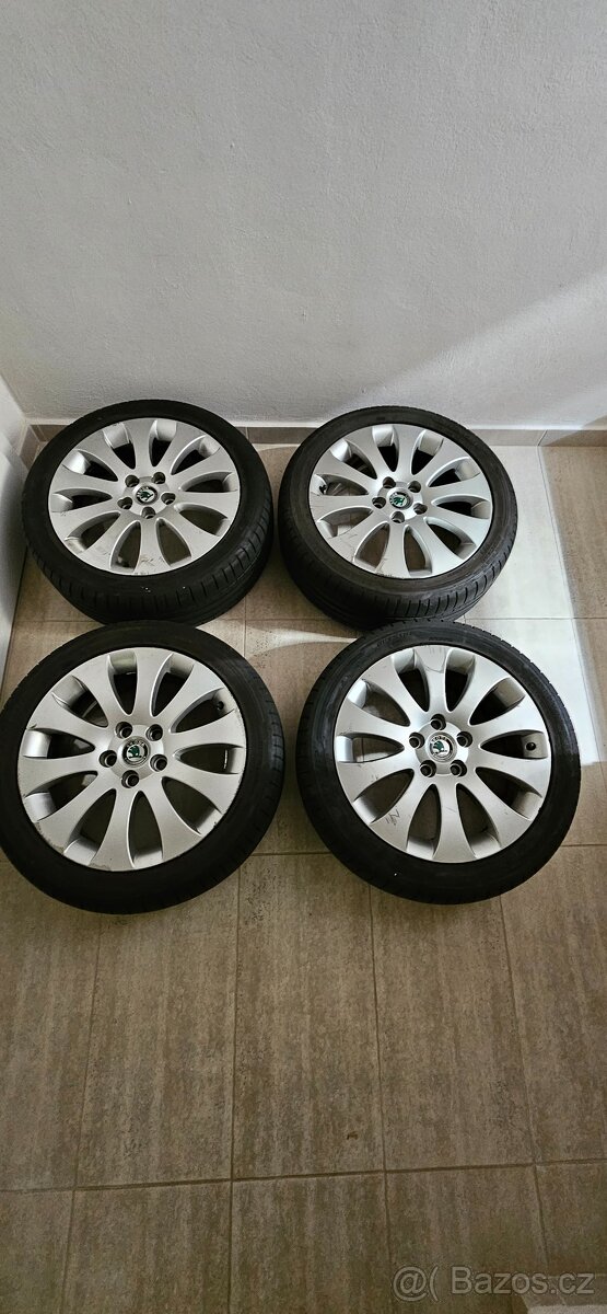 Letni pneu 225/45 R17 + alu disky originál škoda