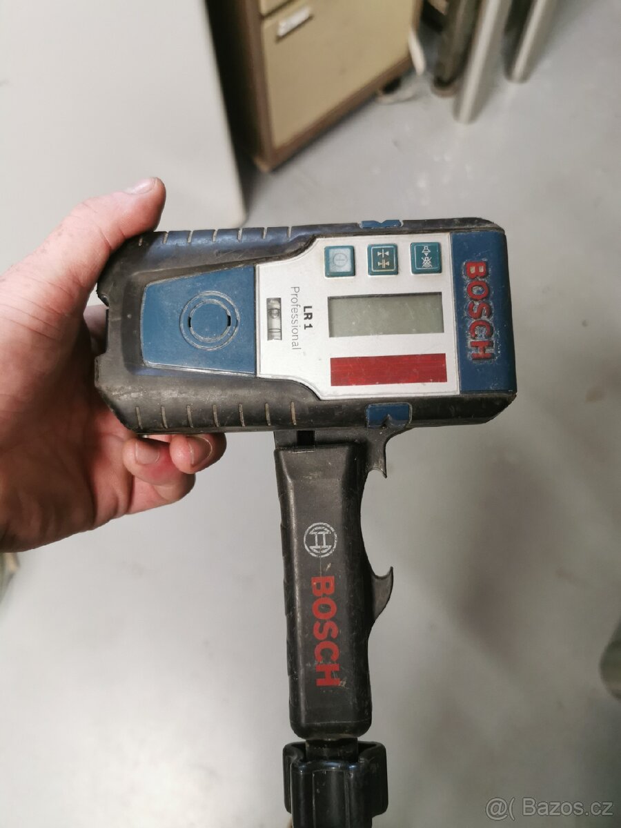 Prijimac laser Bosch LR1 držak a nivelacni lať PUA45