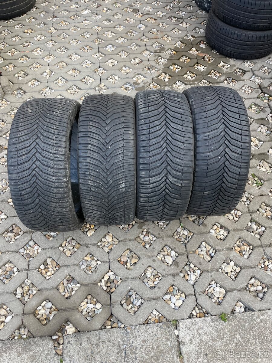 Celoroční pneu 225/40/18