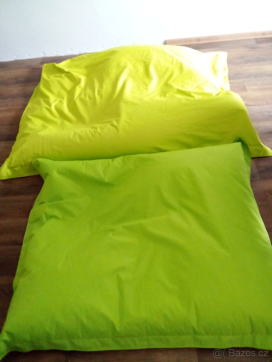 2 sedaci vaky, menší a větší