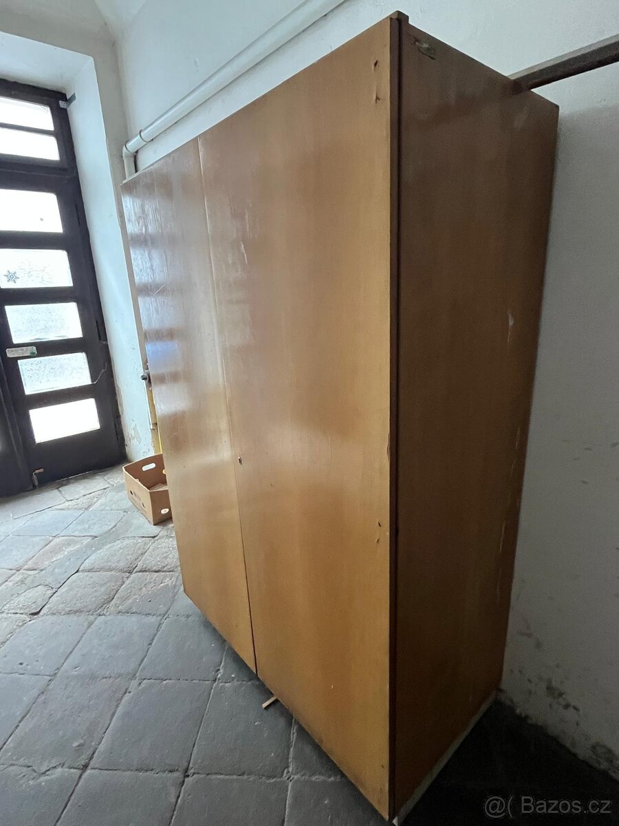 Skříň (na ramínka)