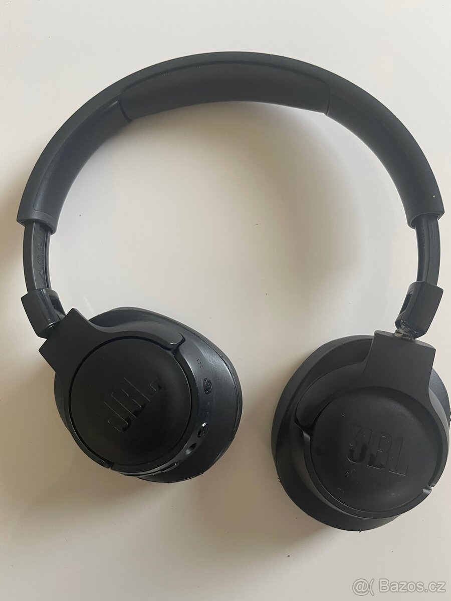 Sluchátka JBL, typ na druhé fotce.