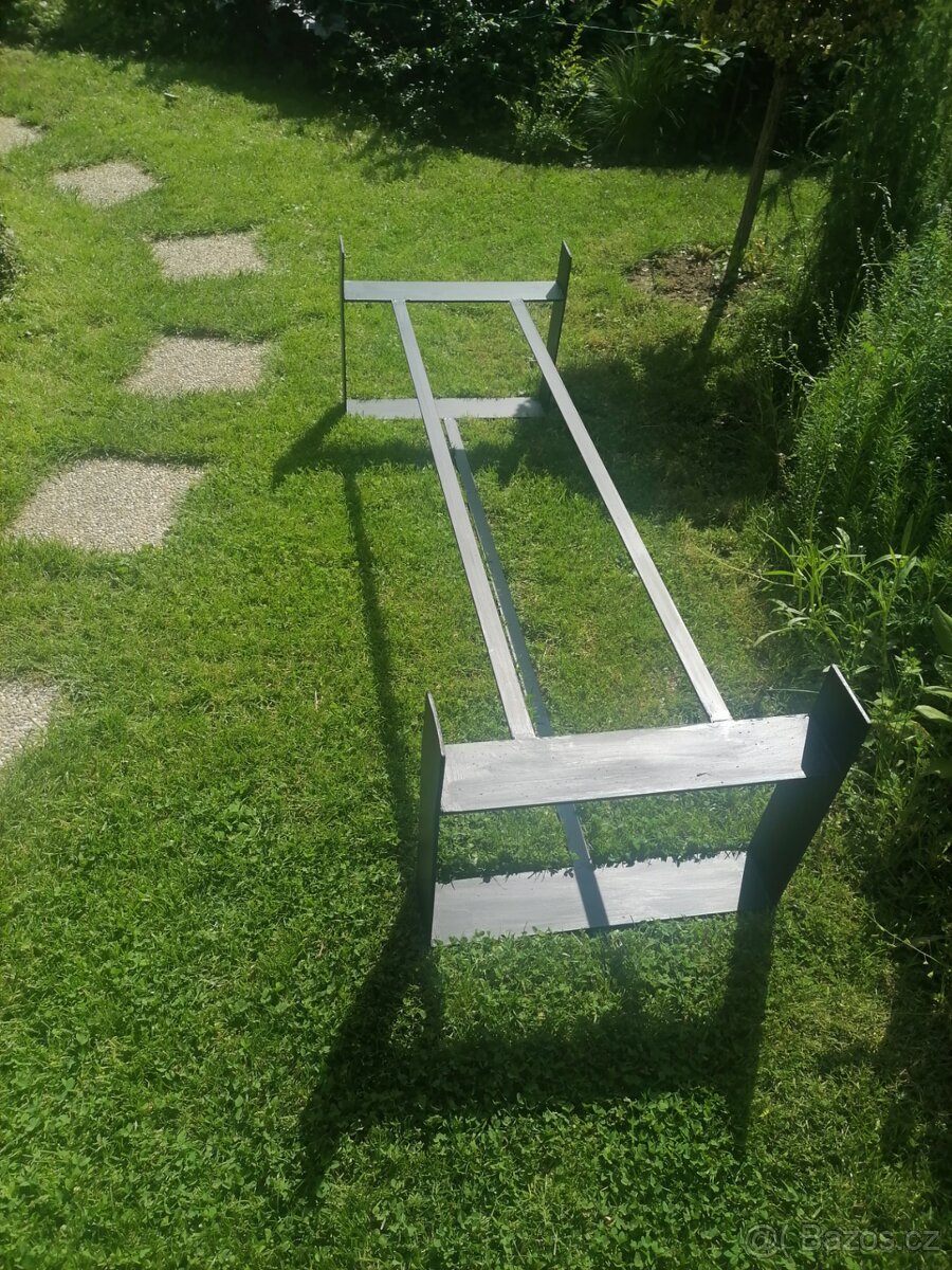 Kovový stojan na stůl