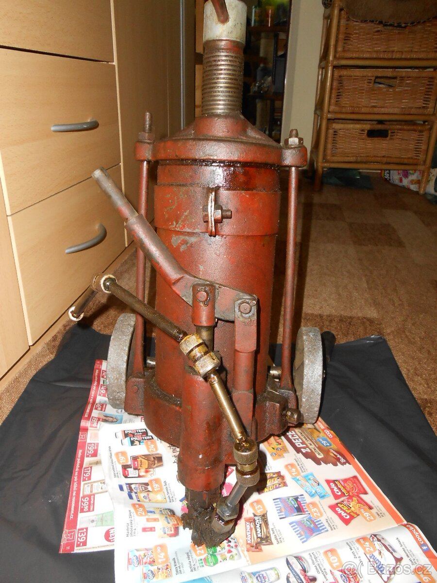 RETRO mazací lis na kolečkách - nemá výrobní štítek
