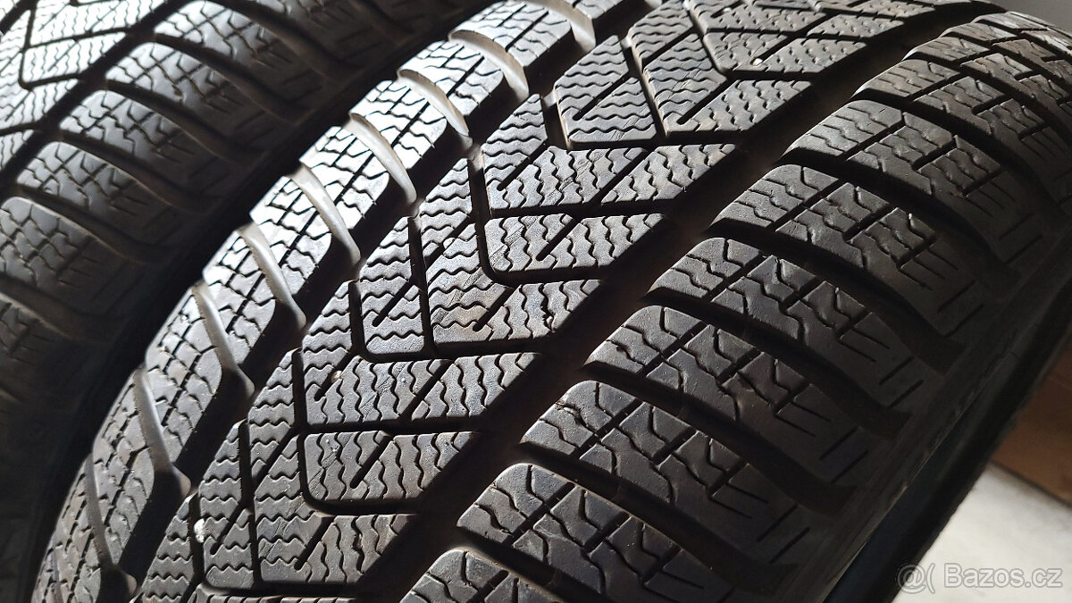 Málo jeté zimní pneu Pirelli 225/45/18, sda