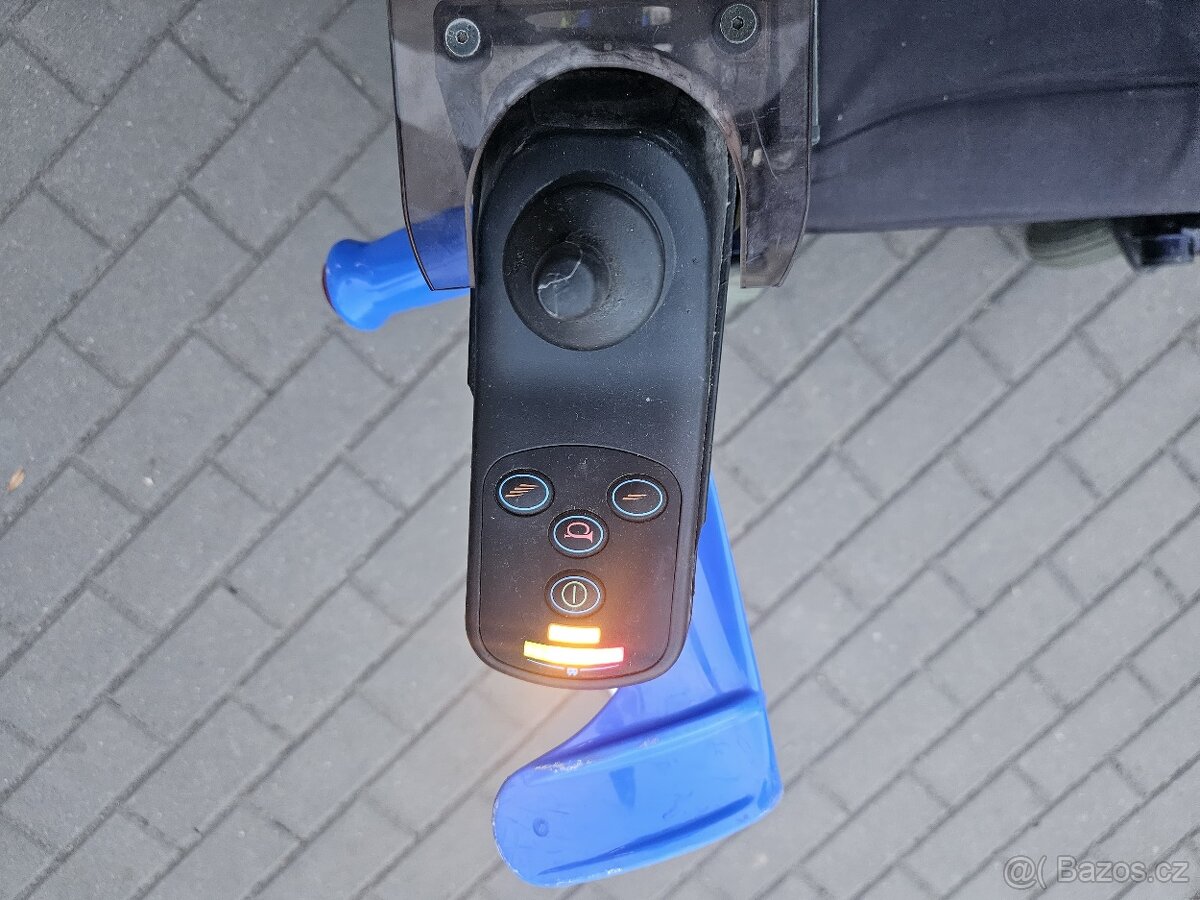 Elektrický invalidní vozík.