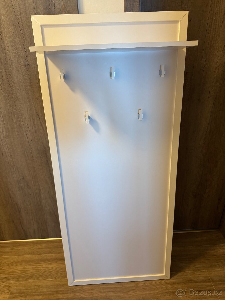 Nástěnný věšák s policí