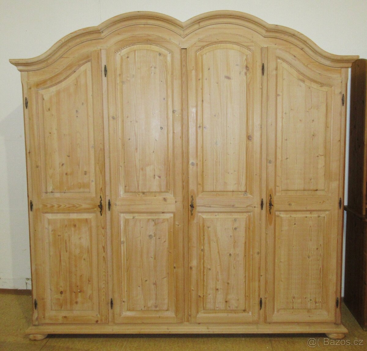 Šatní skříň z borovice - masiv - Výborný stav