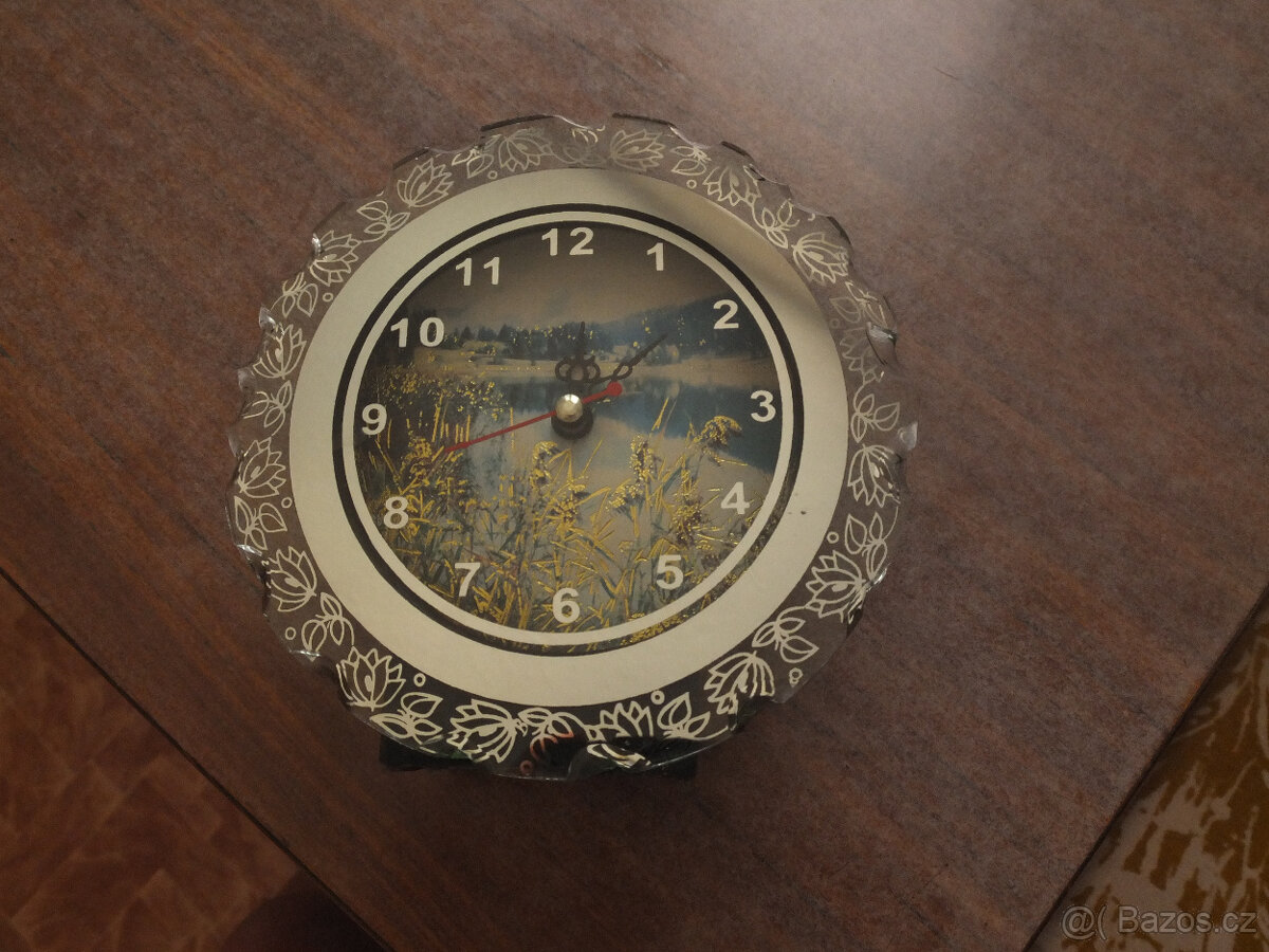 Stolní hodiny analogové