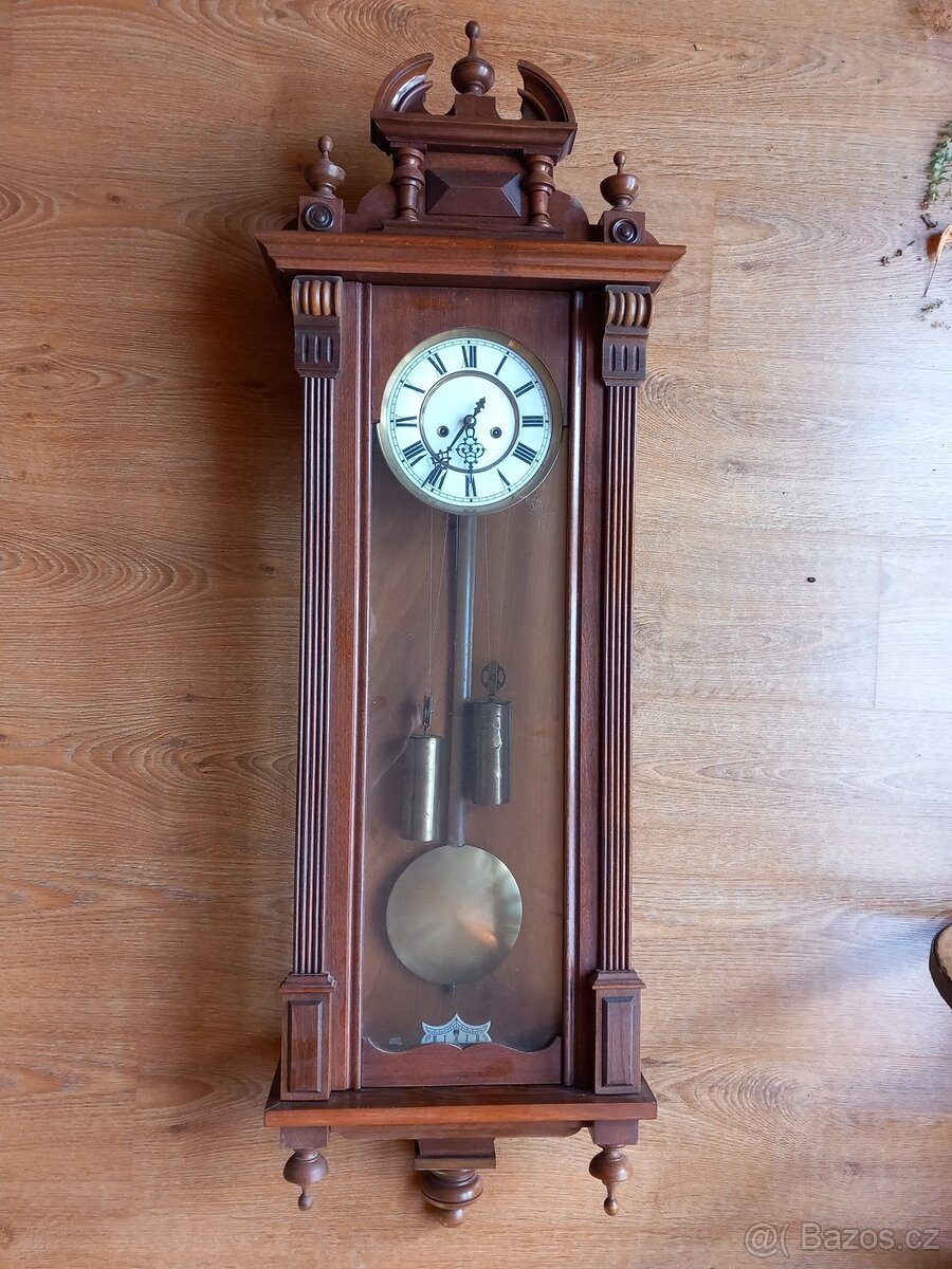 Staré nástěnné hodiny