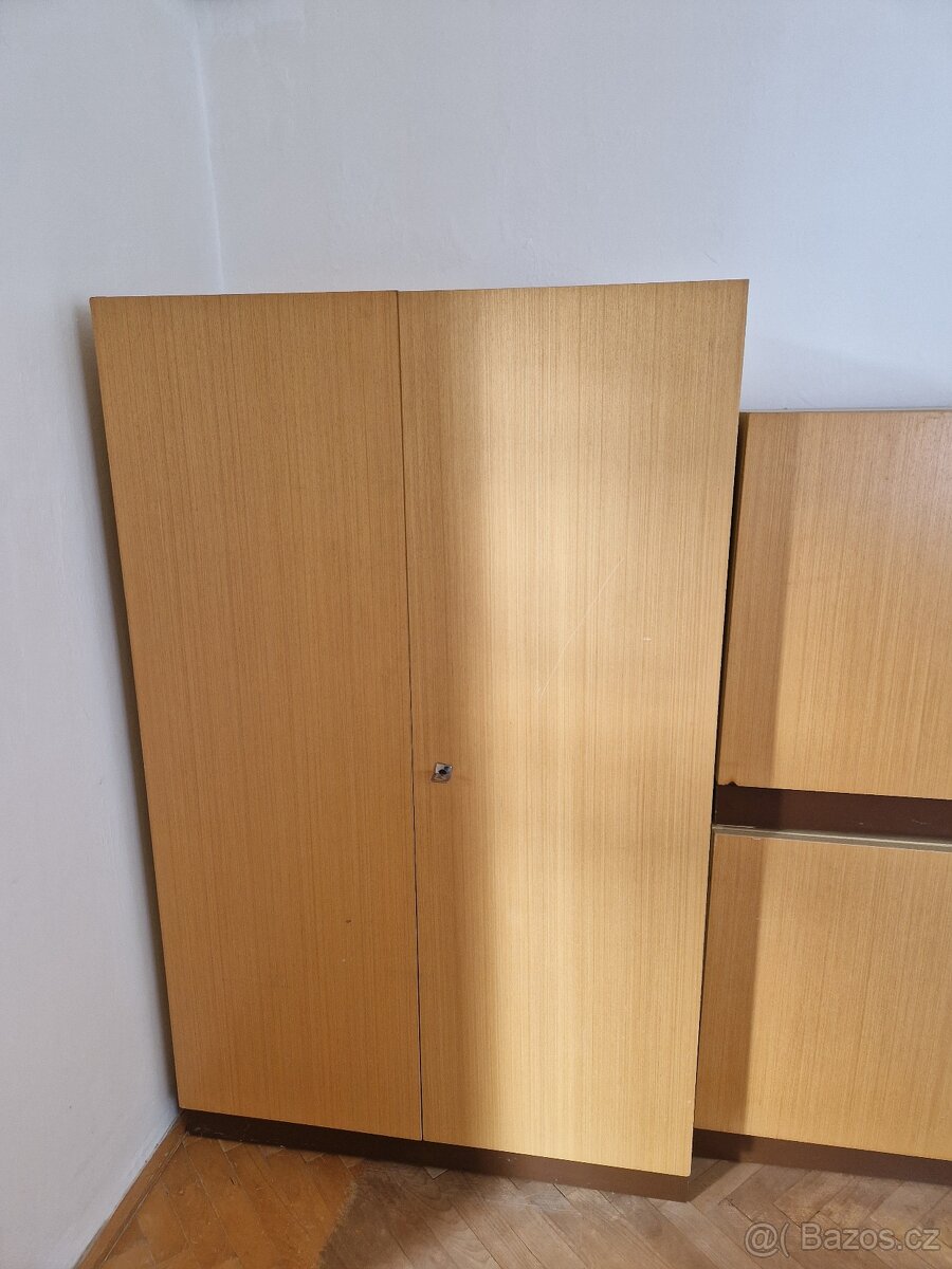 Dřevěná šatní skříň
