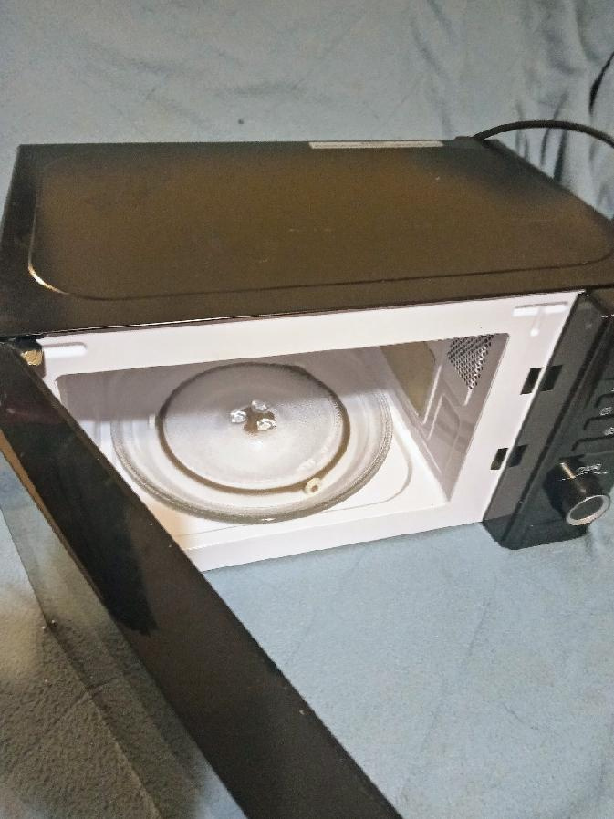 Mikrovlnná trouba Midea, černá, objem 20 l