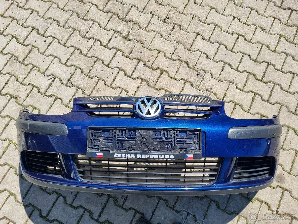 VW Golf V přední nárazník s ostřikovači modrá LD5Q