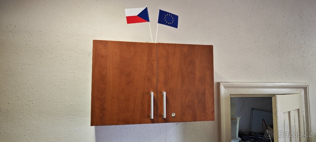 Skříňka nad kancelářský stůl