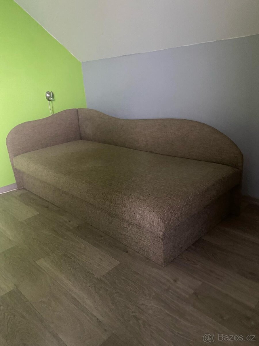 Válenda s úložným prostorem