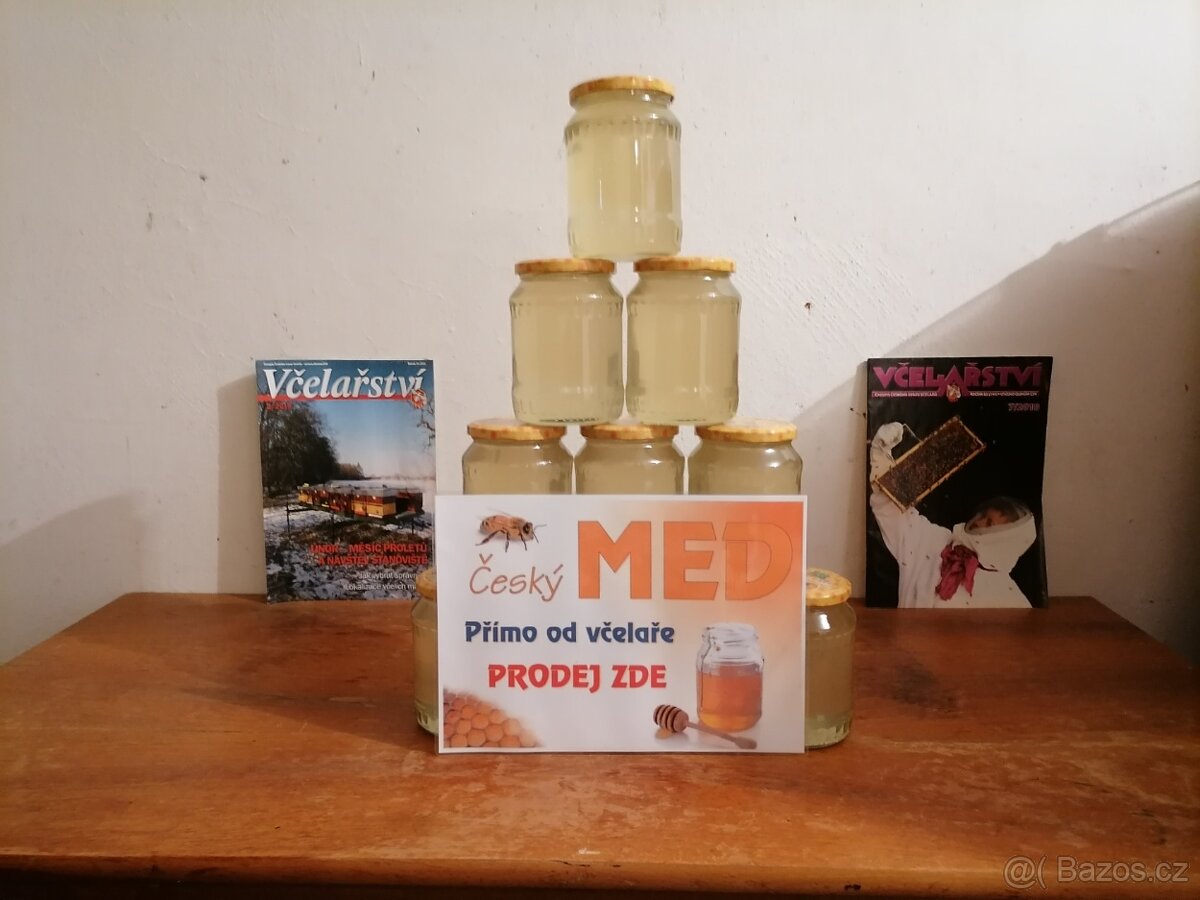 Včelí med akátový