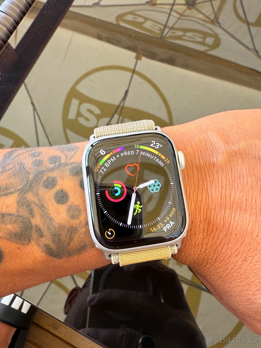Apple Watch 8 45mm top stav